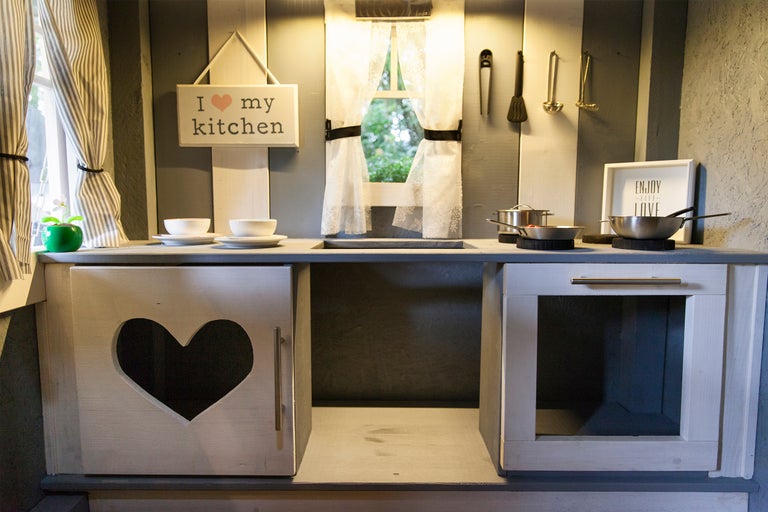 Spielküche mit Holzelementen und Küchenutensilien