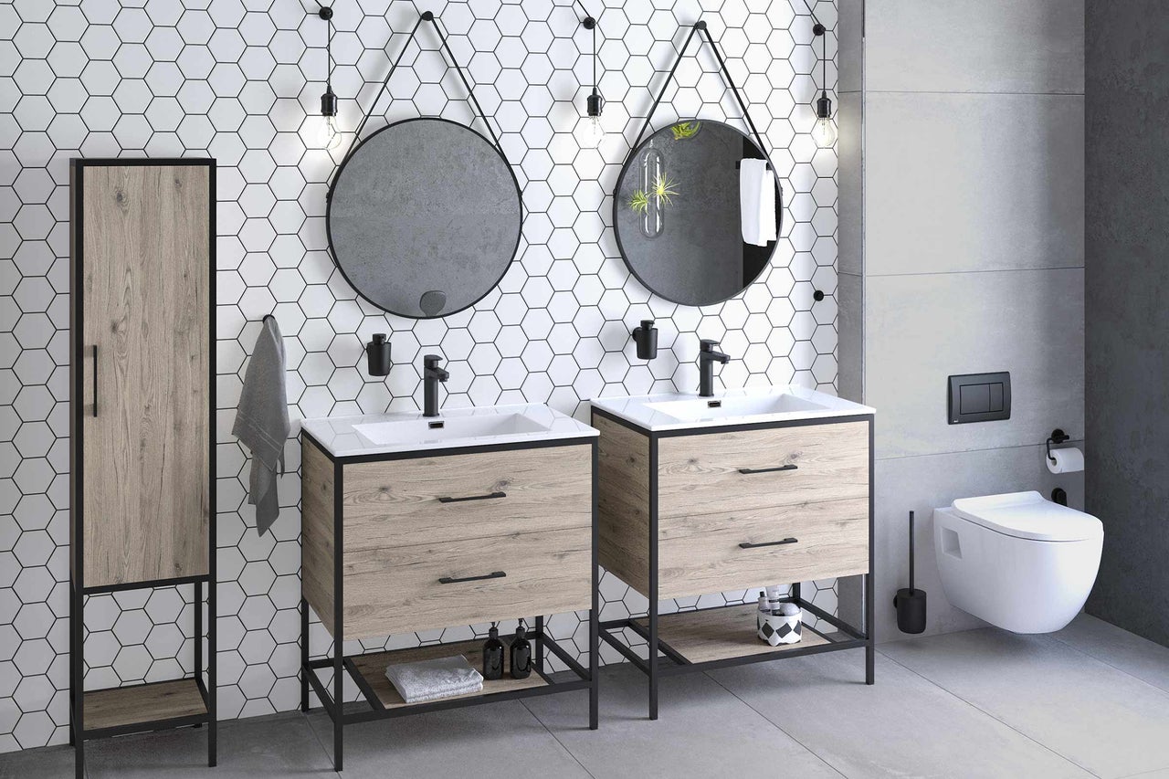 Badezimmer mit Waschtischen, Spiegeln, Hochschrank und Toilette