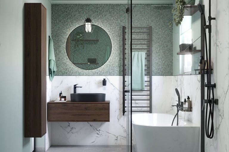 Modernes Badezimmer mit Waschtisch, Spiegel, Handtuchwärmer und Badewanne.