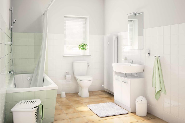 Helles Badezimmer mit Badewanne, Waschbecken, Toilette und Heizkörper