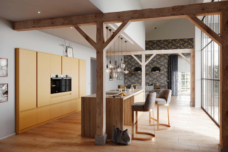 Helle Küche mit Holzbalken, Kücheninsel, Barhockern und Einbaubackofen.