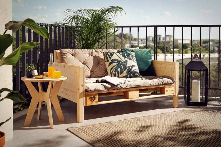 Balkonmöbel-Set mit Holzpalette Sofa, Beistelltisch und Laterne auf einem Balkon