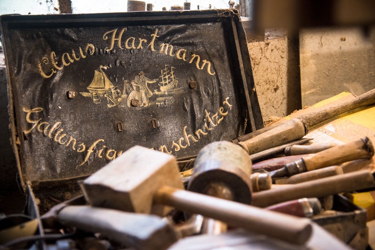 Werkzeugkiste mit der Aufschrift Claus Hartmann Galionsfigurenschnitzer und verschiedenen Werkzeugen