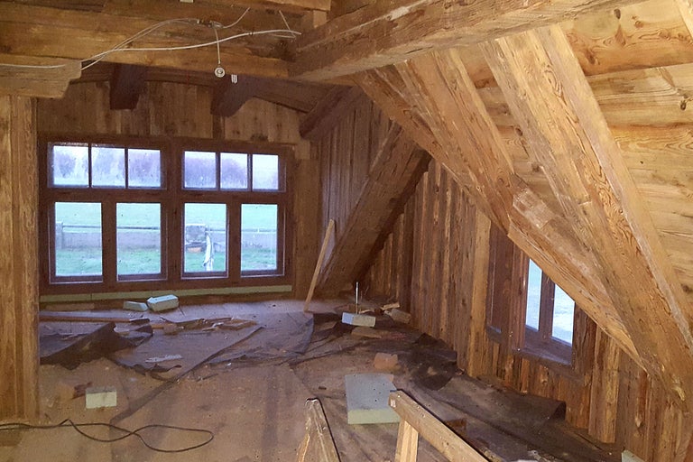 Dachboden mit Holzkonstruktion und Fenster