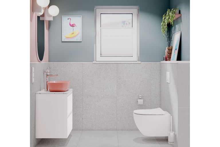 Modernes Badezimmer mit Waschtisch, Toilette und Fenster