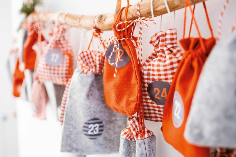 Adventskalender mit Stoffbeuteln, Zahlenanhängern und Holzstange
