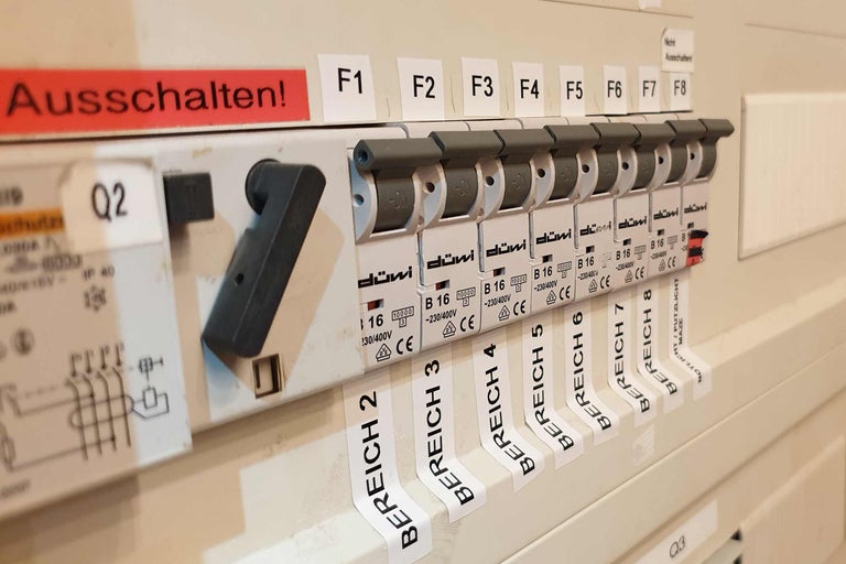 Sicherungsautomat mit mehreren Schaltern und Beschriftungen.