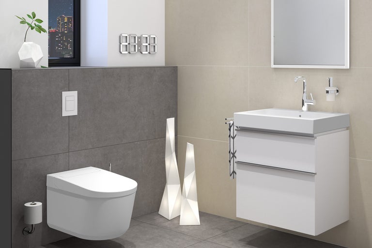 Modernes Badezimmer mit Toilette, Waschtisch und Spiegel