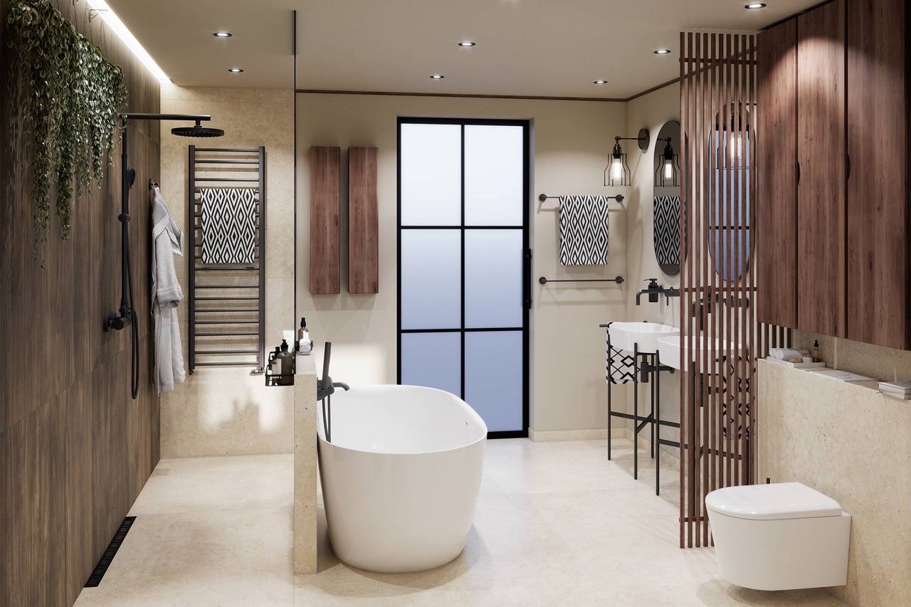 Modernes Badezimmer mit freistehender Badewanne, begehbarer Dusche mit schwarzen Armaturen, Doppelwaschtisch, Holzlamellenwand und Steinfliesen.