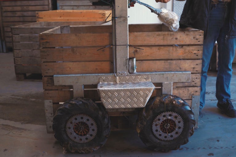 Transportwagen mit Holzkorpus und grobstolligen Rädern