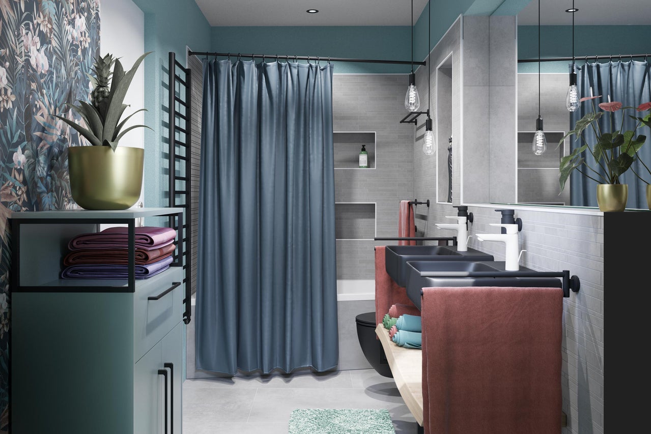 Badezimmer mit Waschtischen, Handtüchern, Pflanze und Duschvorhang.