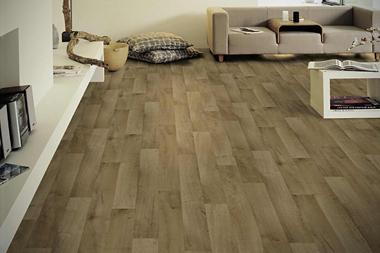 Wohnzimmer mit Laminatboden in Holzoptik, Sofa und Beistelltischen.