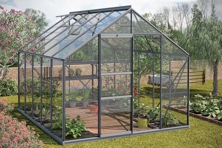 Gewächshaus mit Pflanzen im Garten.