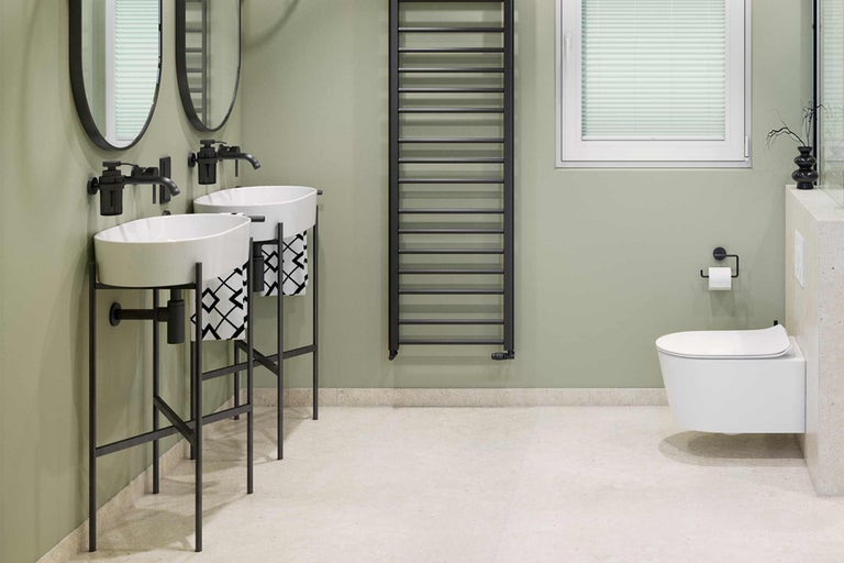 Helles Badezimmer mit Doppelwaschtisch, Handtuchwärmer und wandhängendem WC.