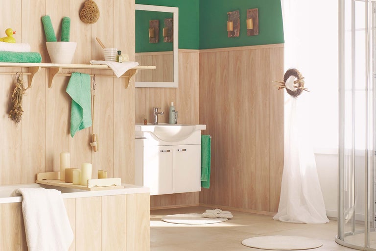 Badezimmer mit Waschtisch, Spiegel und Holzverkleidung