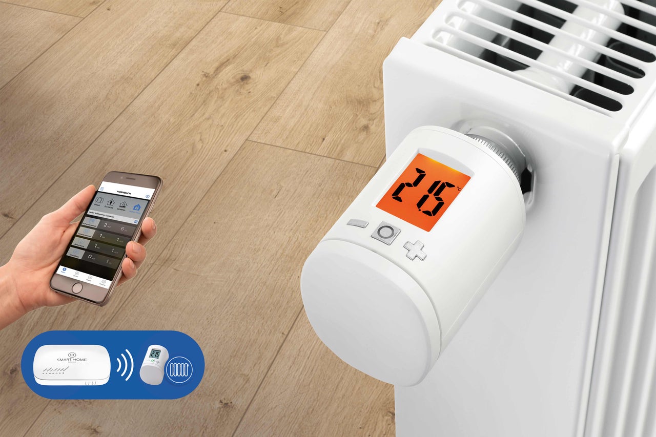 Szene mit einem Heizkörperthermostat, der über eine Smartphone-App und ein Gateway gesteuert wird, für ein intelligentes Zuhause