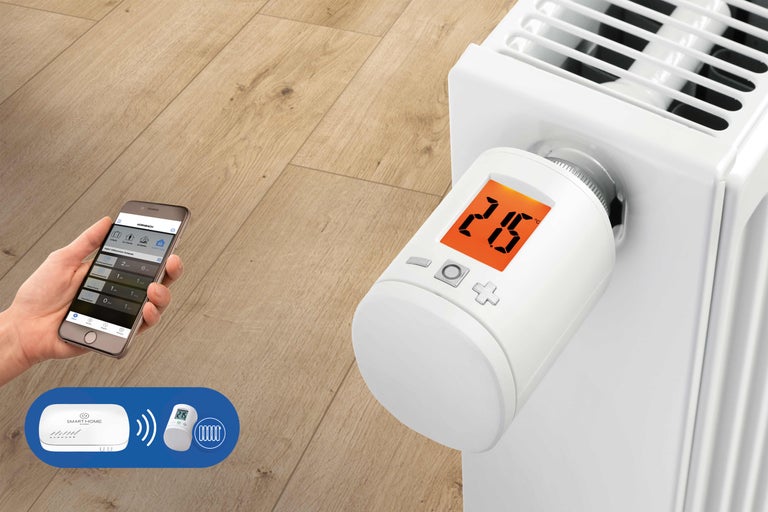 Szene mit einem Heizkörperthermostat, der über eine Smartphone-App und ein Gateway gesteuert wird, für ein intelligentes Zuhause