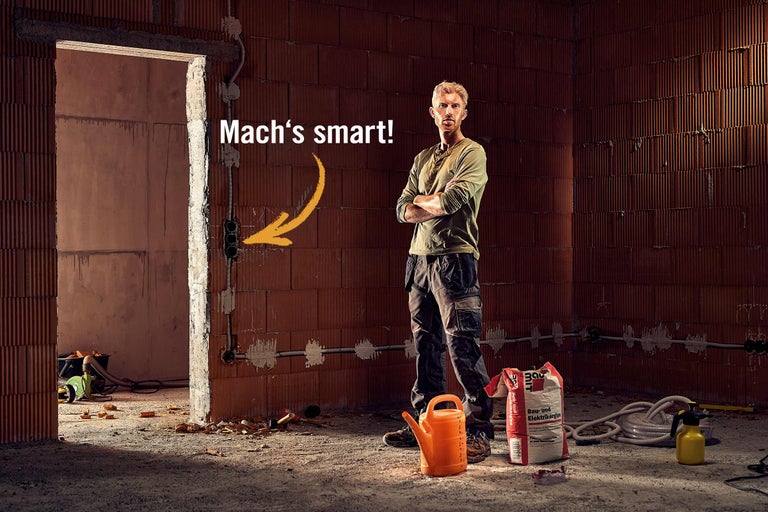 Baustelle mit Elektriker, Elektrikergips und Installationsmaterial