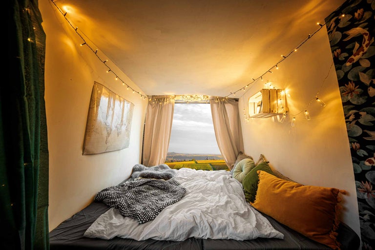 Schlafzimmer mit Bett, Dekoration und Blick auf die Landschaft
