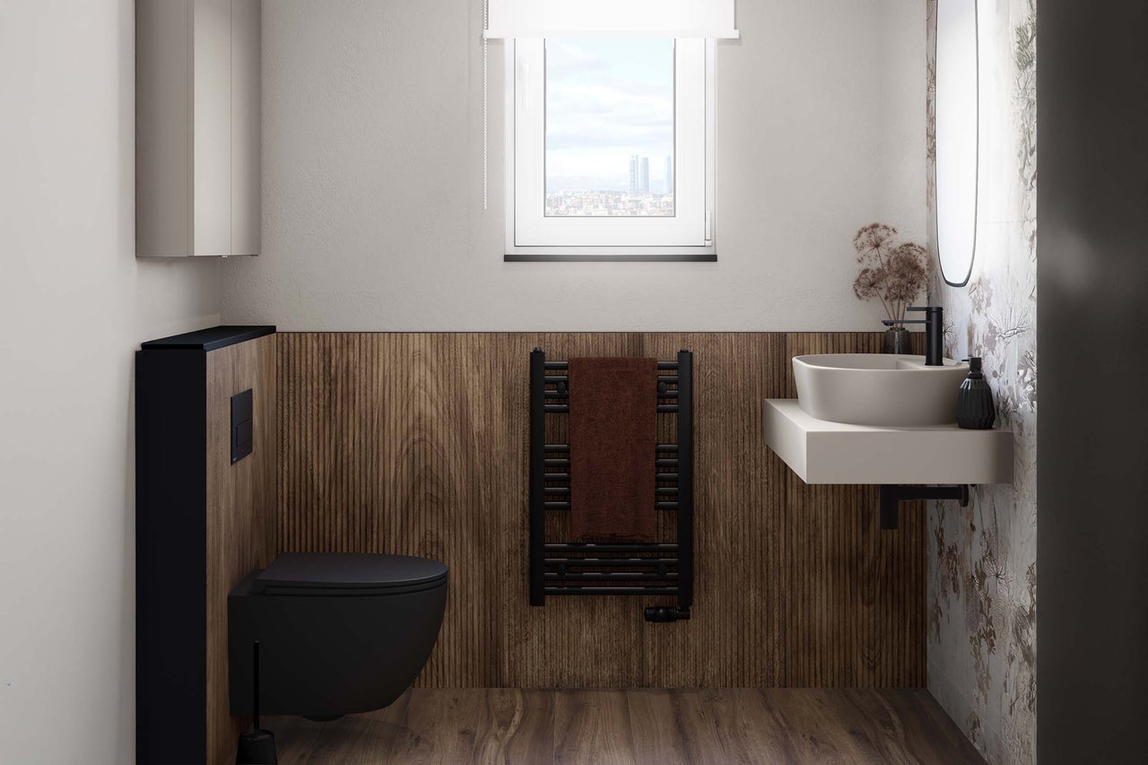 Helles Badezimmer mit Waschtisch, Toilette, Handtuchwärmer und Fenster