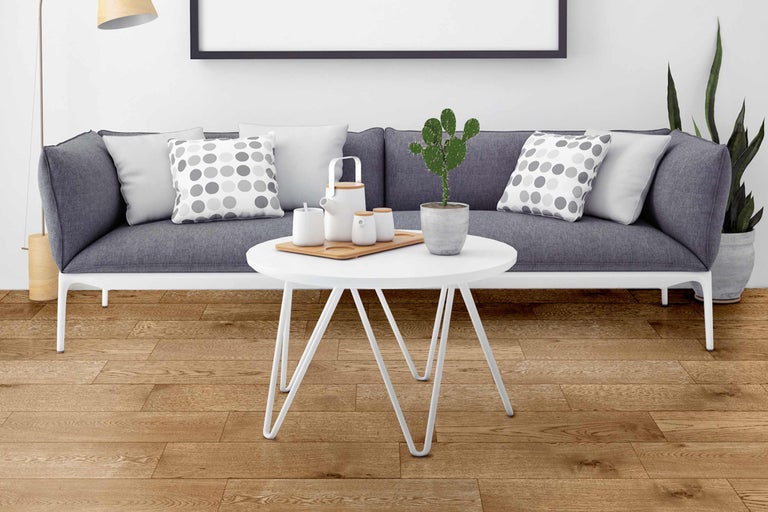 Wohnzimmer mit Sofa, Couchtisch und Dekoration