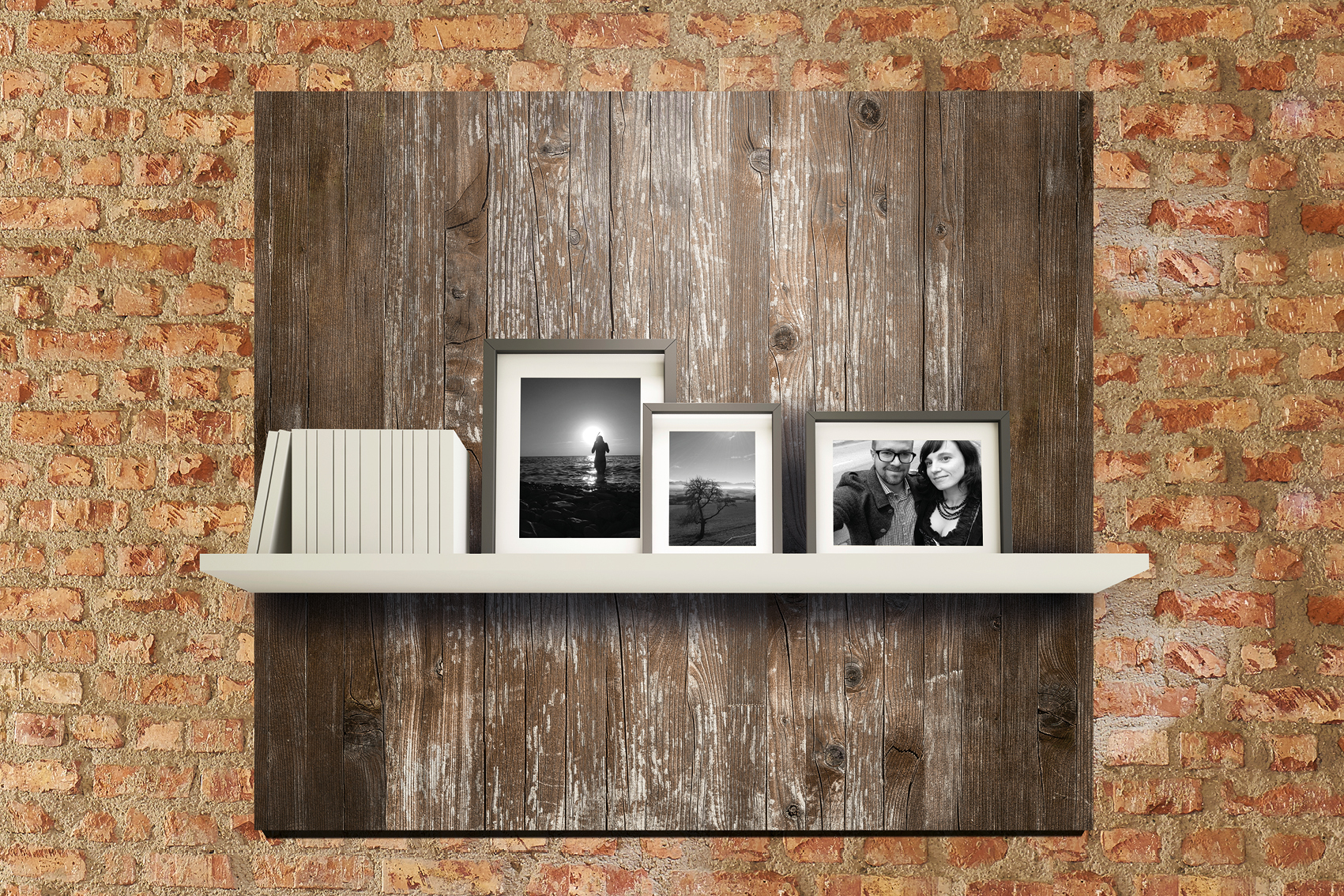 Wandregal mit Fotos und Büchern vor einer Holzwand