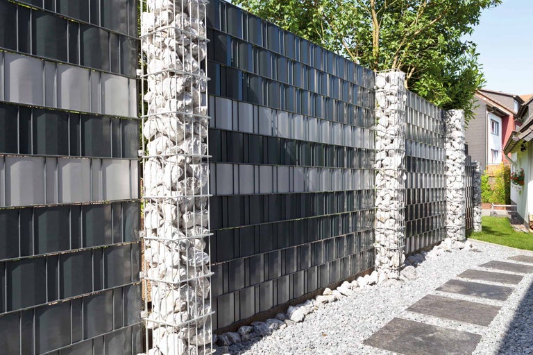Sichtschutzzaun mit Gabionenpfosten und Paneelen