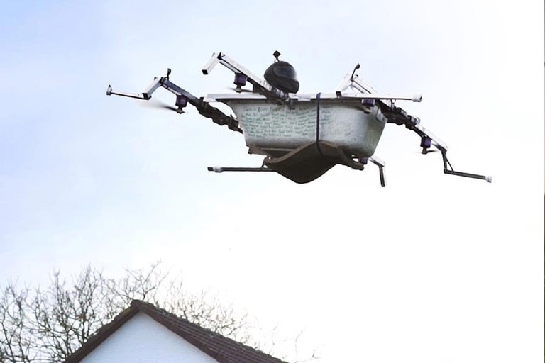 Eine fliegende Badewanne mit montierter Drohne über einem Haus