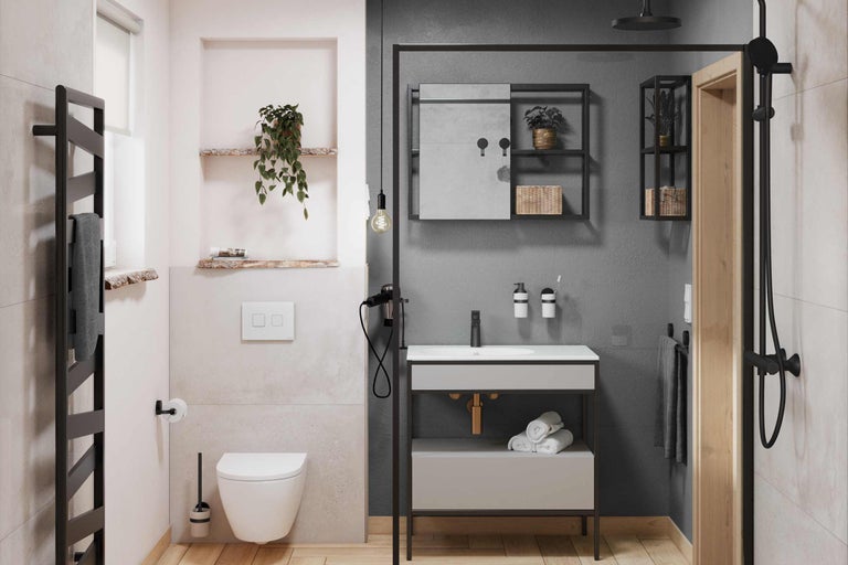 Helles Badezimmer mit Toilette, Waschtisch, Spiegel und Regalen