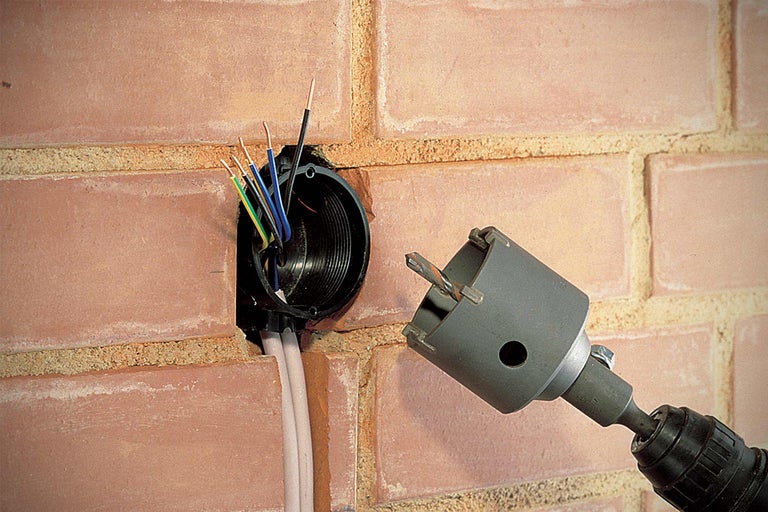 Elektroinstallation in einer Ziegelwand mit Bohrkronen-Werkzeug