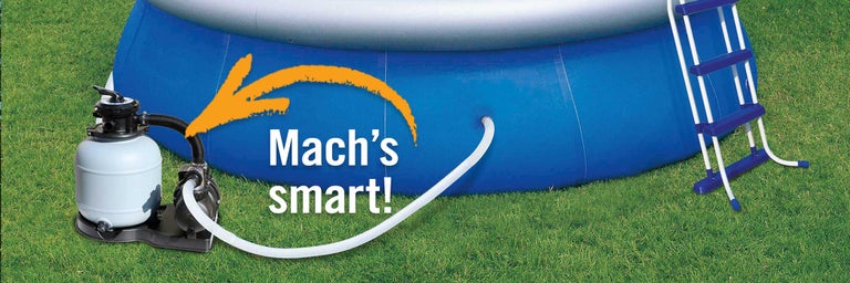 Aufblasbarer Pool mit Sandfilteranlage und Leiter auf Rasen