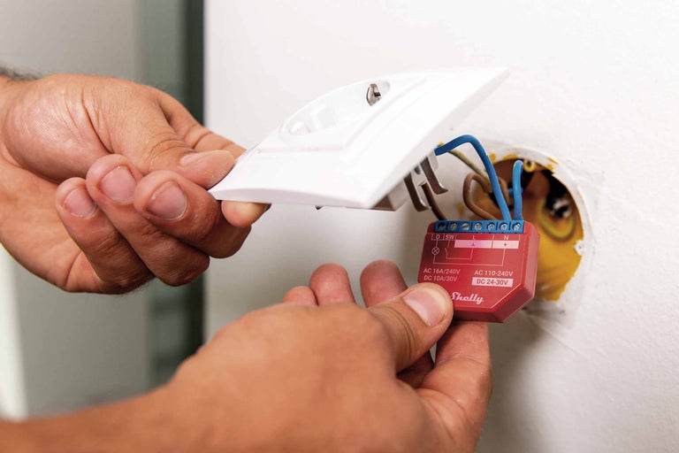Installation eines Shelly Smart Home Relais hinter einer Steckdose