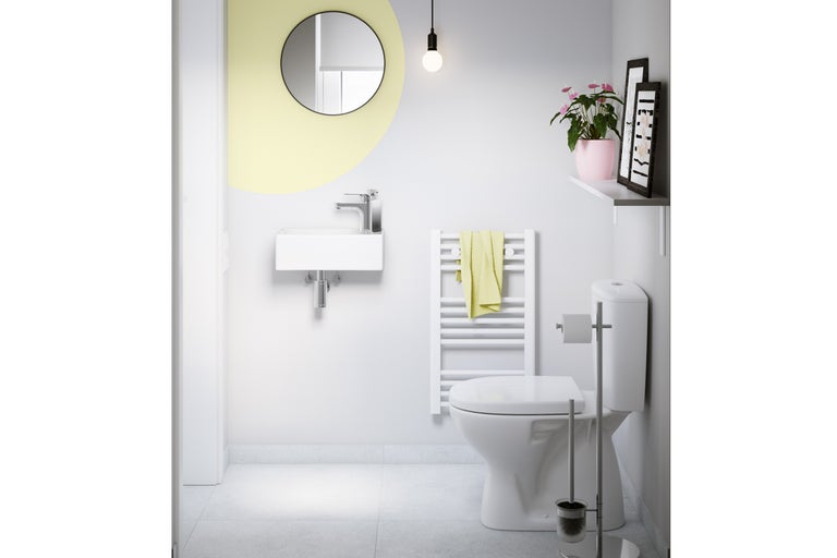 Helles, modernes Gäste-WC mit kleinem Wandwaschbecken, rundem Spiegel, weißem Handtuchheizkörper und bodenstehendem WC.