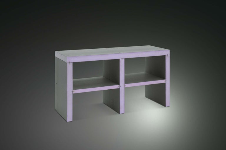 Regal aus Hartschaumträgerplatten mit zwei Fächern