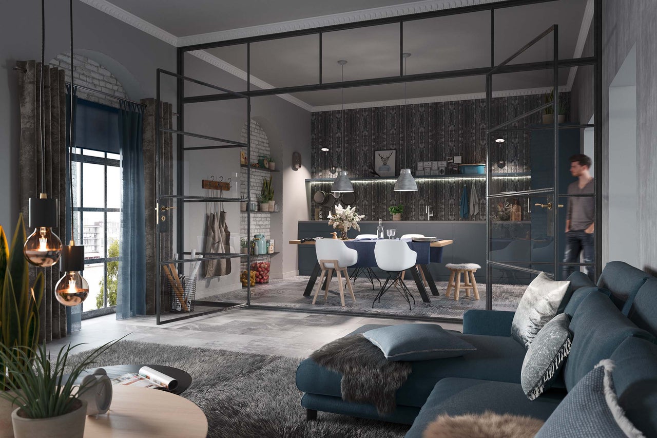 Helles Wohnzimmer mit Sofa, Esstisch und verglaster Trennwand für ein modernes Wohnambiente
