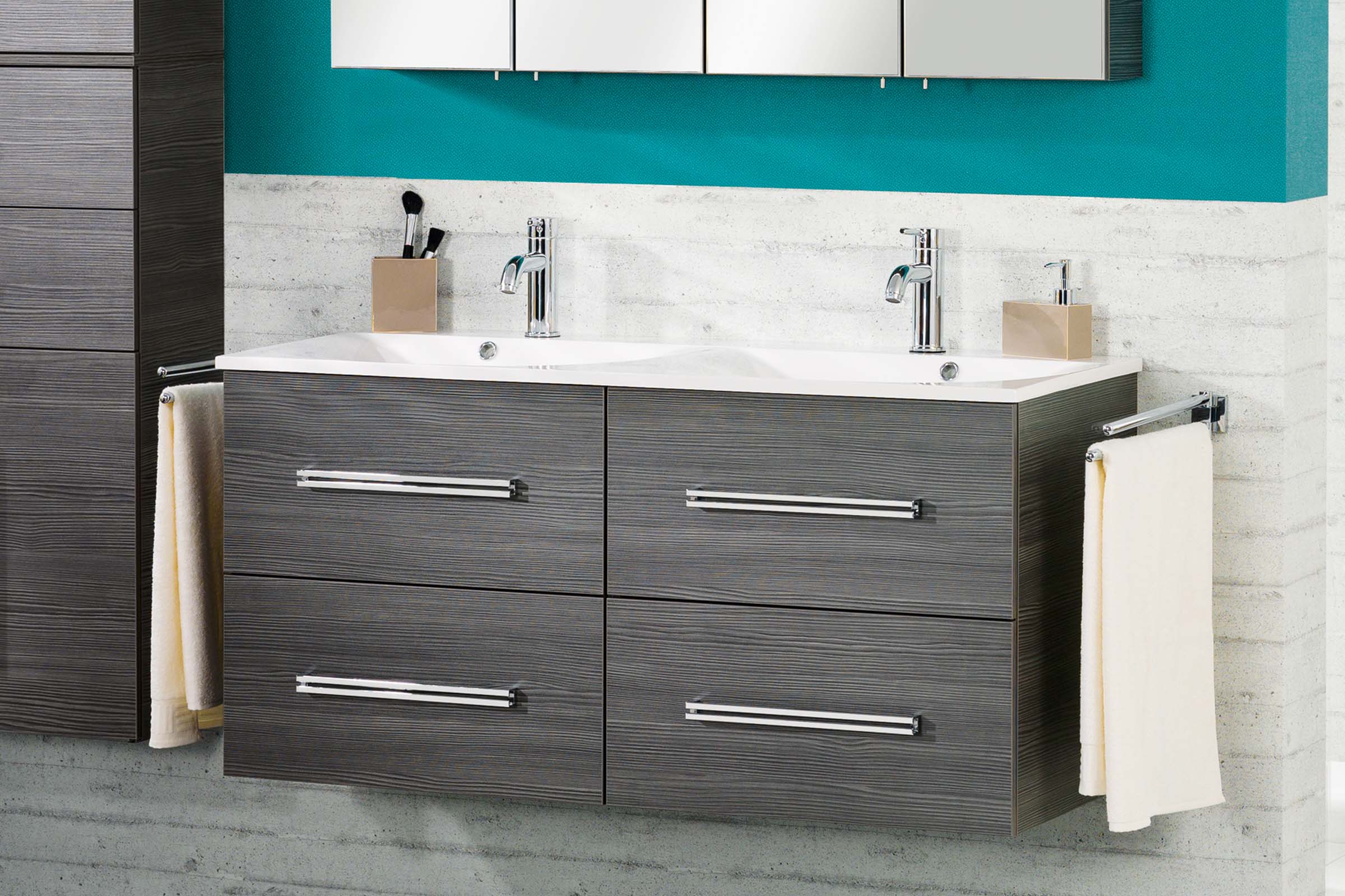 Modernes Badezimmer mit Doppelwaschtisch, grauen Holzschränken und Handtuchhaltern