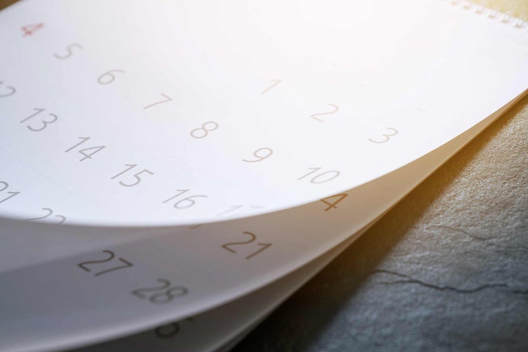 Tischkalender mit aufgeschlagenen Seiten