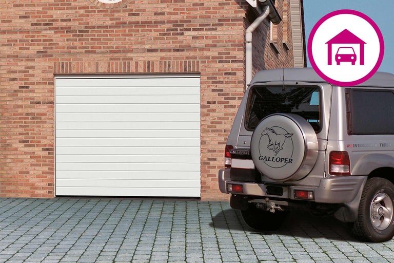 Garage mit Sektionaltor und davor geparktem Auto