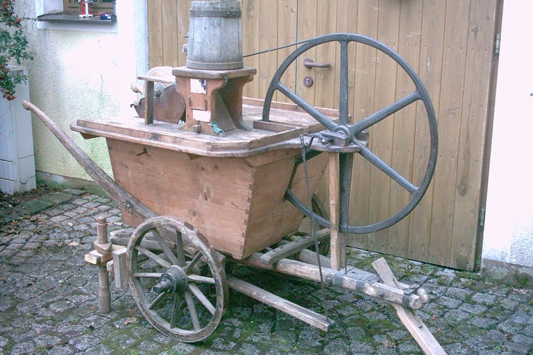 Historische Holzkarre mit Rad und Getreidebehälter