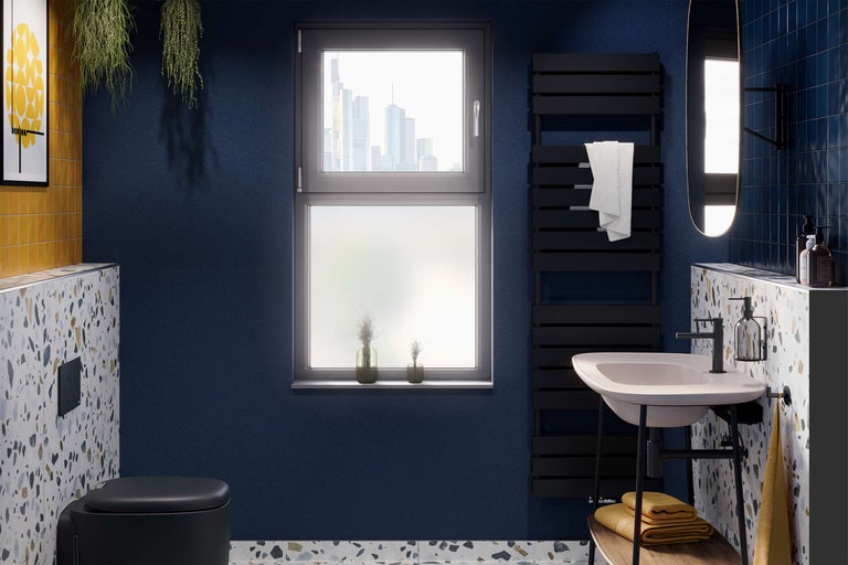 Modernes Badezimmer mit Toilette, Waschbecken, Handtuchwärmer und Fenster