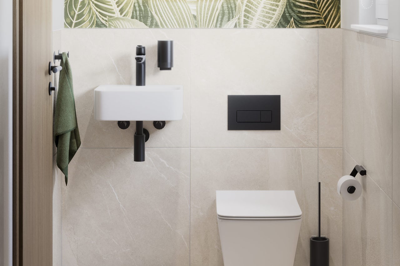 Modernes Gäste-WC mit weißem Wand-WC, kleinem Handwaschbecken, schwarzen Armaturen und beigen Wandfliesen in Marmoroptik.