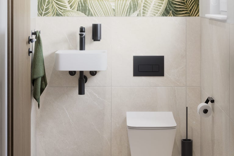 Modernes Gäste-WC mit weißem Wand-WC, kleinem Handwaschbecken, schwarzen Armaturen und beigen Wandfliesen in Marmoroptik.