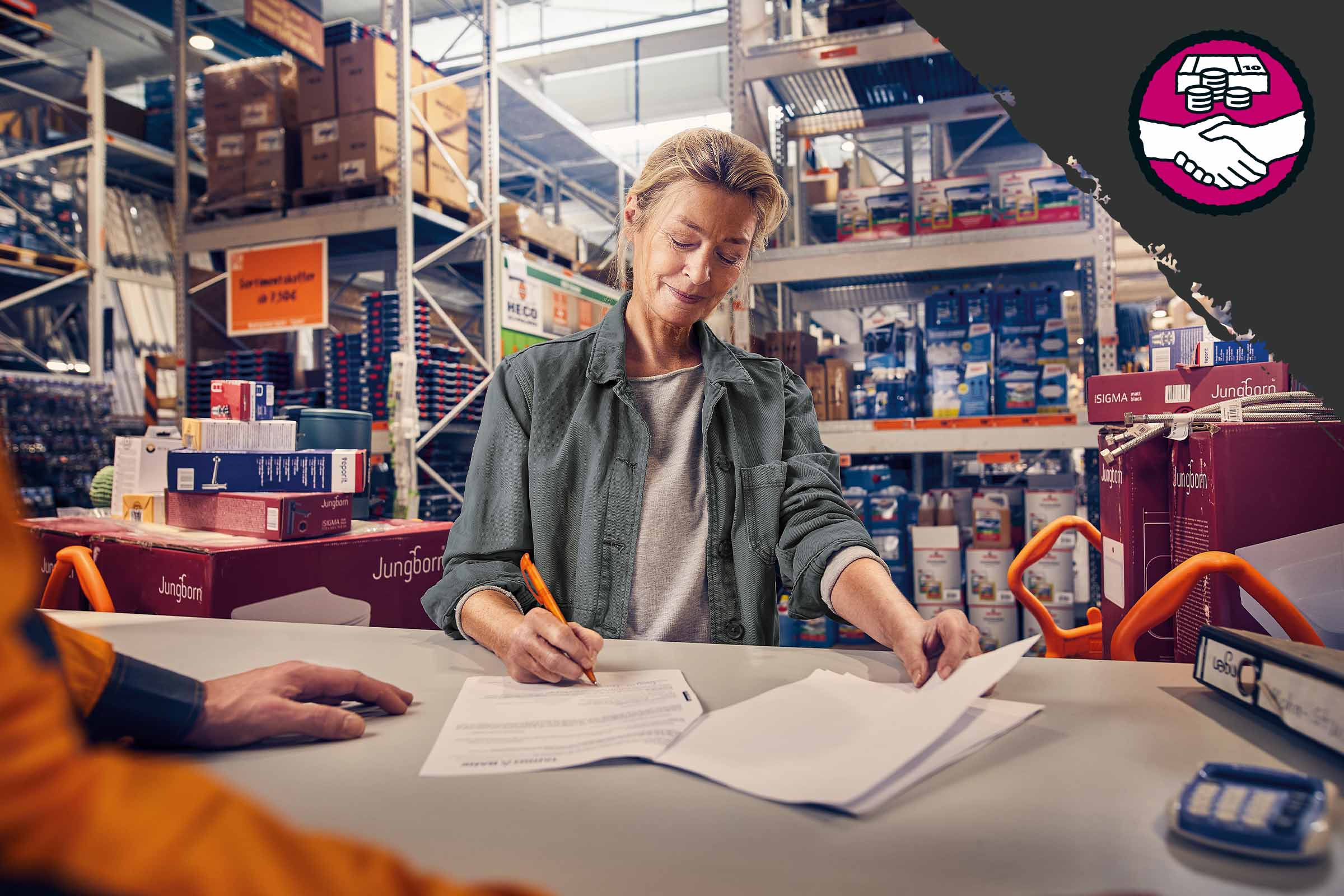 Eine Kundin unterschreibt ein Dokument bei Hornbach. Symbol für Preisgarantie.