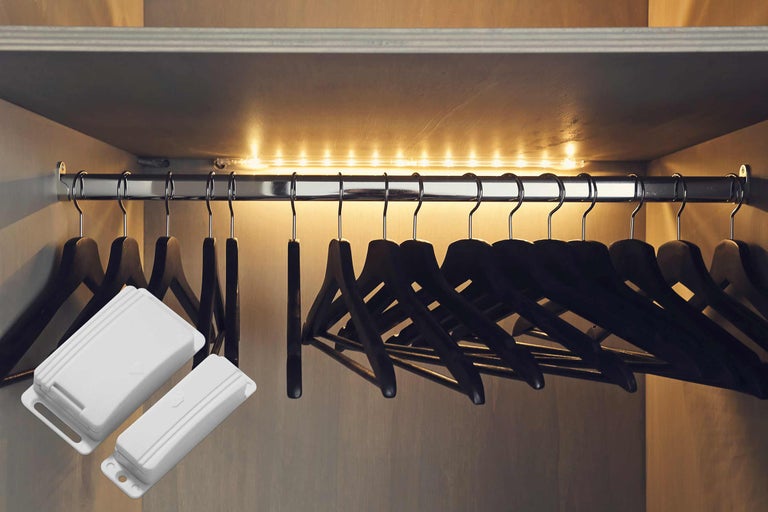 Kleiderschrank mit Kleiderbügeln, LED Leuchte und Bewegungsmelder