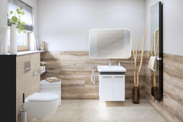 Helles Badezimmer mit Waschtisch, Spiegel, Toilette und Fliesen in Holzoptik für ein freundliches Ambiente.