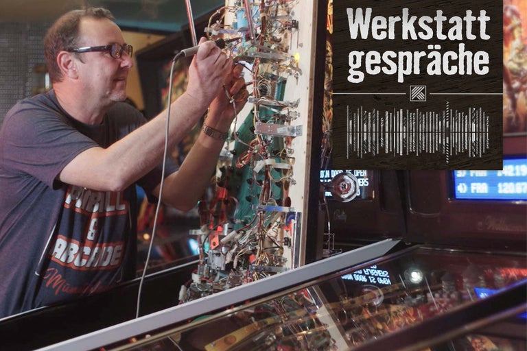 Ein Mann repariert einen Flipperautomaten, im Hintergrund das Logo von Werkstattgespräche