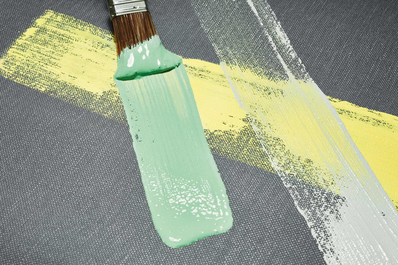 Pinsel mit Farbauftrag auf Leinwand