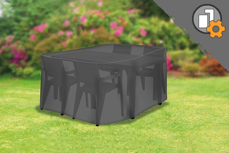 Schutzhülle für Gartentisch und Stühle auf Rasen