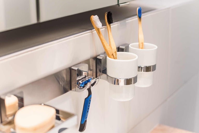 Badezimmerausstattung mit Zahnbürsten, Rasierer, Seife und Halterungen