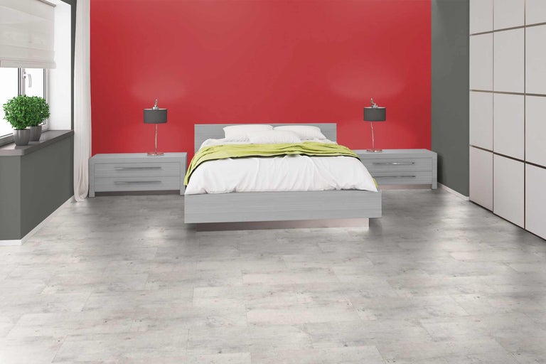 Modernes Schlafzimmer mit Bett, Nachttischen und Steinboden